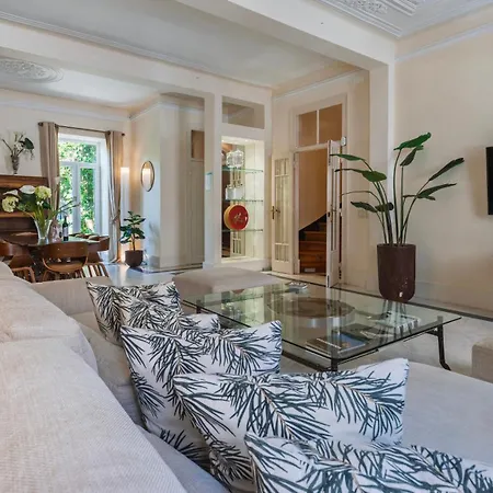 בית נופש Garden Mansion In Historic Center By Lovelystay