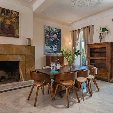 בית נופש Garden Mansion In Historic Center By Lovelystay *