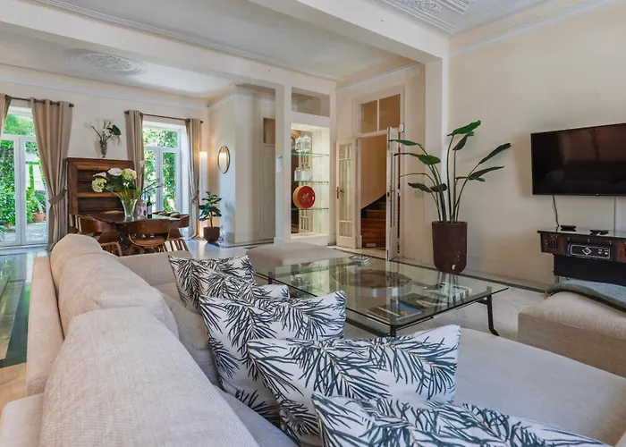 Ferienhaus Garden Mansion In Historic Center By Lovelystay